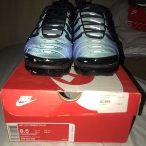 NIKE AIR VAPORMAX PLUS SZ8.5